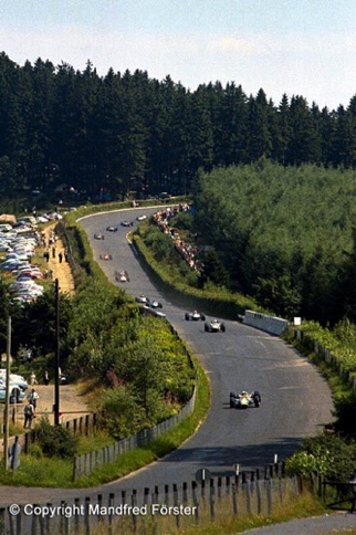 Belle avance sur le circuit mythique 
du Nurburgring
© Mandfred Förster Belle avance sur le circuit mythique 
du Nurburgring
© Mandfred Förster